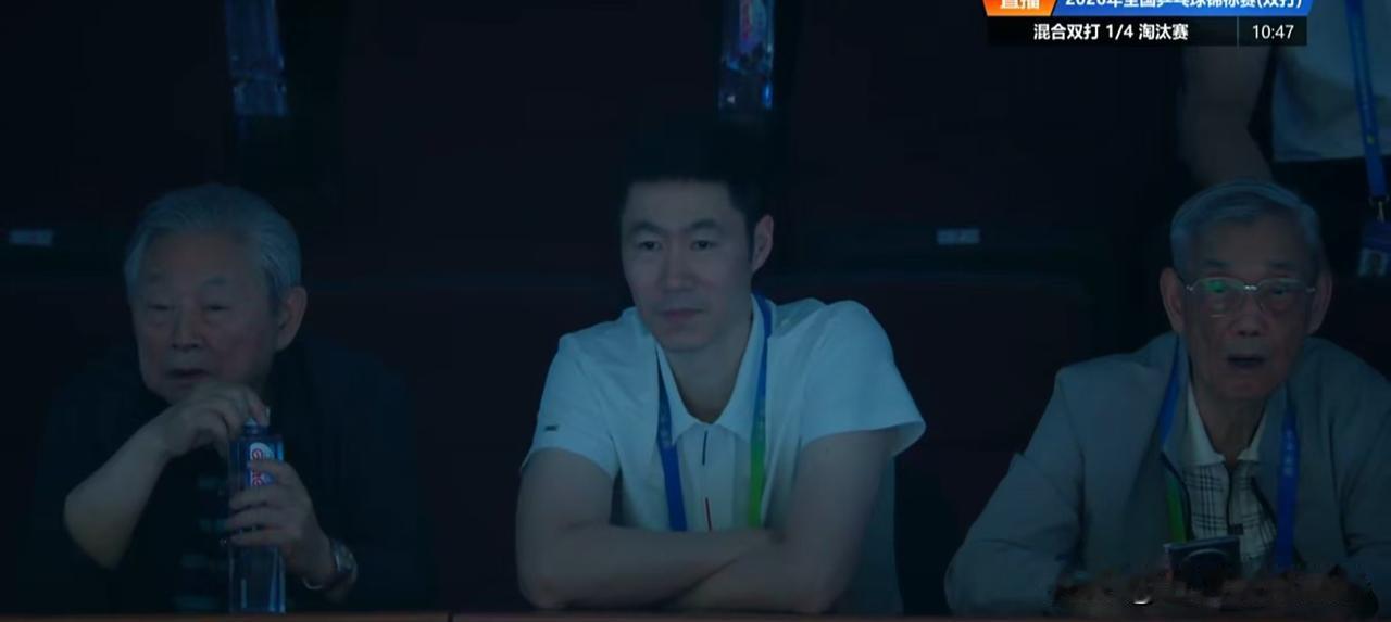 谁说领导不爱看热闹的，
昨天王励勤还跟教练组坐一起，
今天就陪着徐寅生和李富荣一