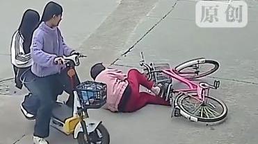 老太骑车摔倒，初中生好心扶起反被起诉索赔22万，这事儿还是不要和稀泥的好！

这