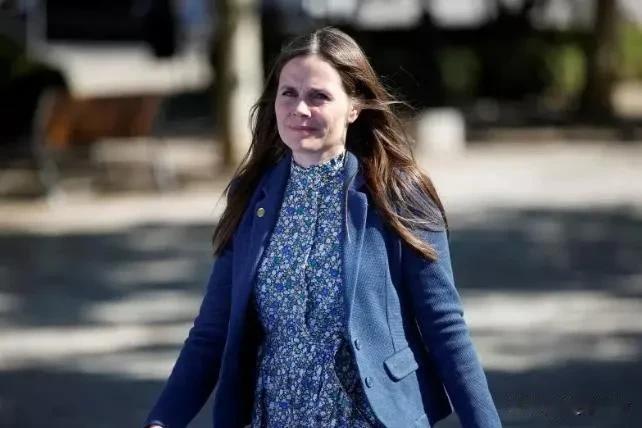 冰岛女总理24日罢工，呼吁内阁所有女性也加入。总理都要参加罢工？这可能惊掉俺的下