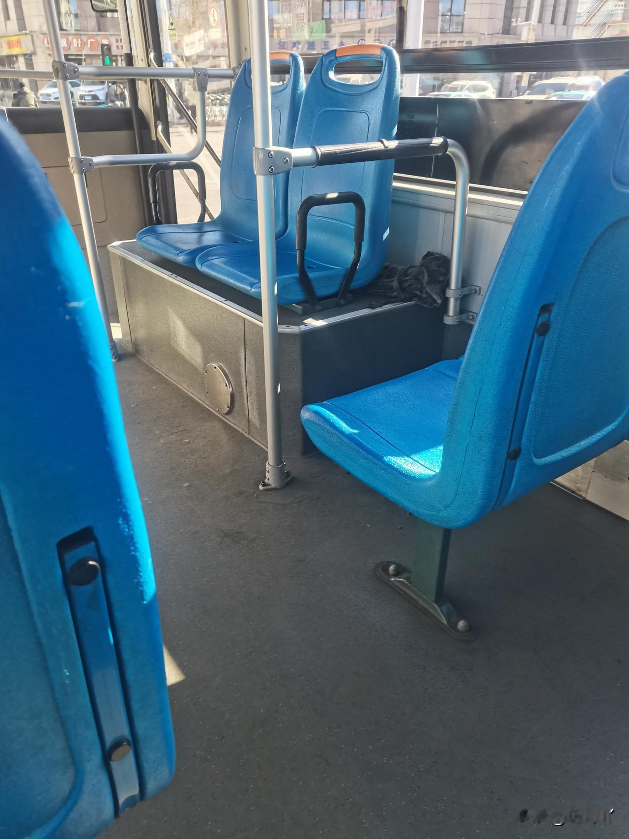 可以给秦皇岛公交公司提个建议吧！如果公交实在运营不起，真的就不要勉强撑着了！
