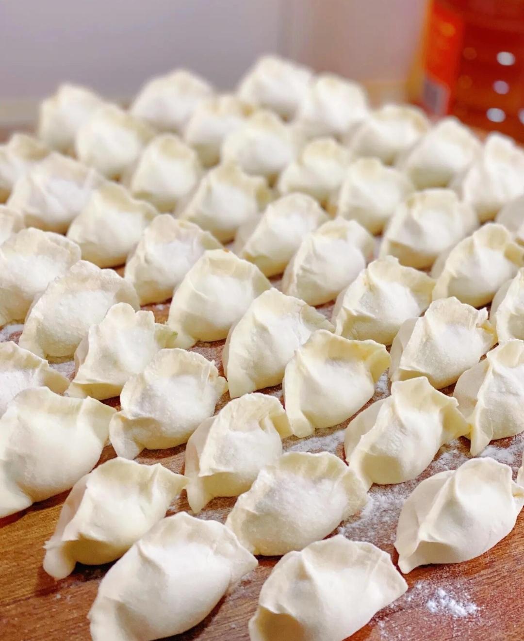 小姑娘攥着语文试卷蹦回家，鲜红的99分在阳光下晃眼。她把卷子举到妈妈面前，眼里闪