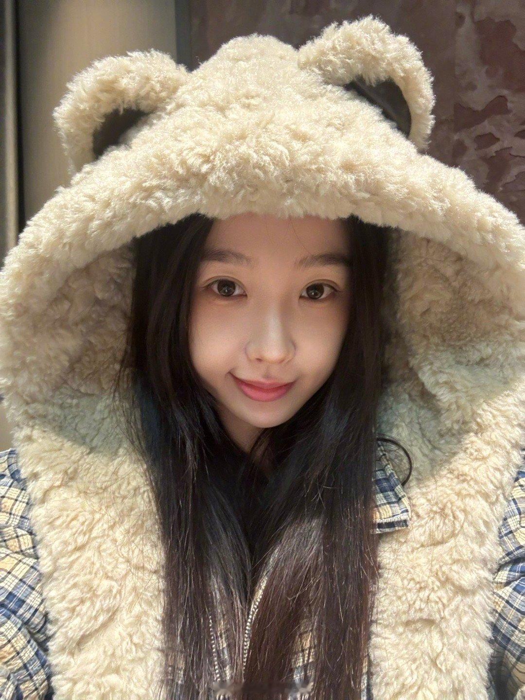 虞书欣说提前祝大家新年快乐！虞书欣小熊帽子真的好可爱好好看呀！