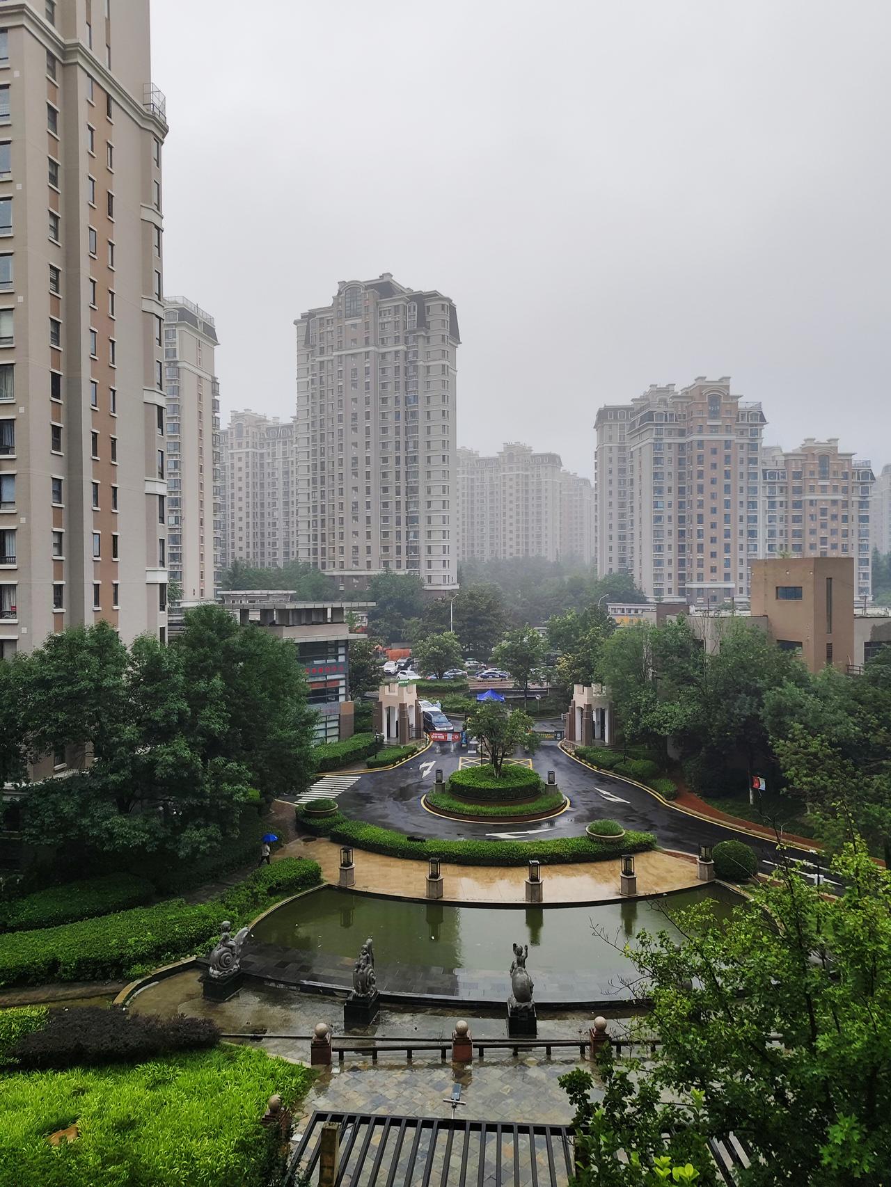 今早起床，往窗外一看，毛毛细雨在雾蒙蒙的天空中悄无声息地飘落着，虽然与期盼的瓢泼