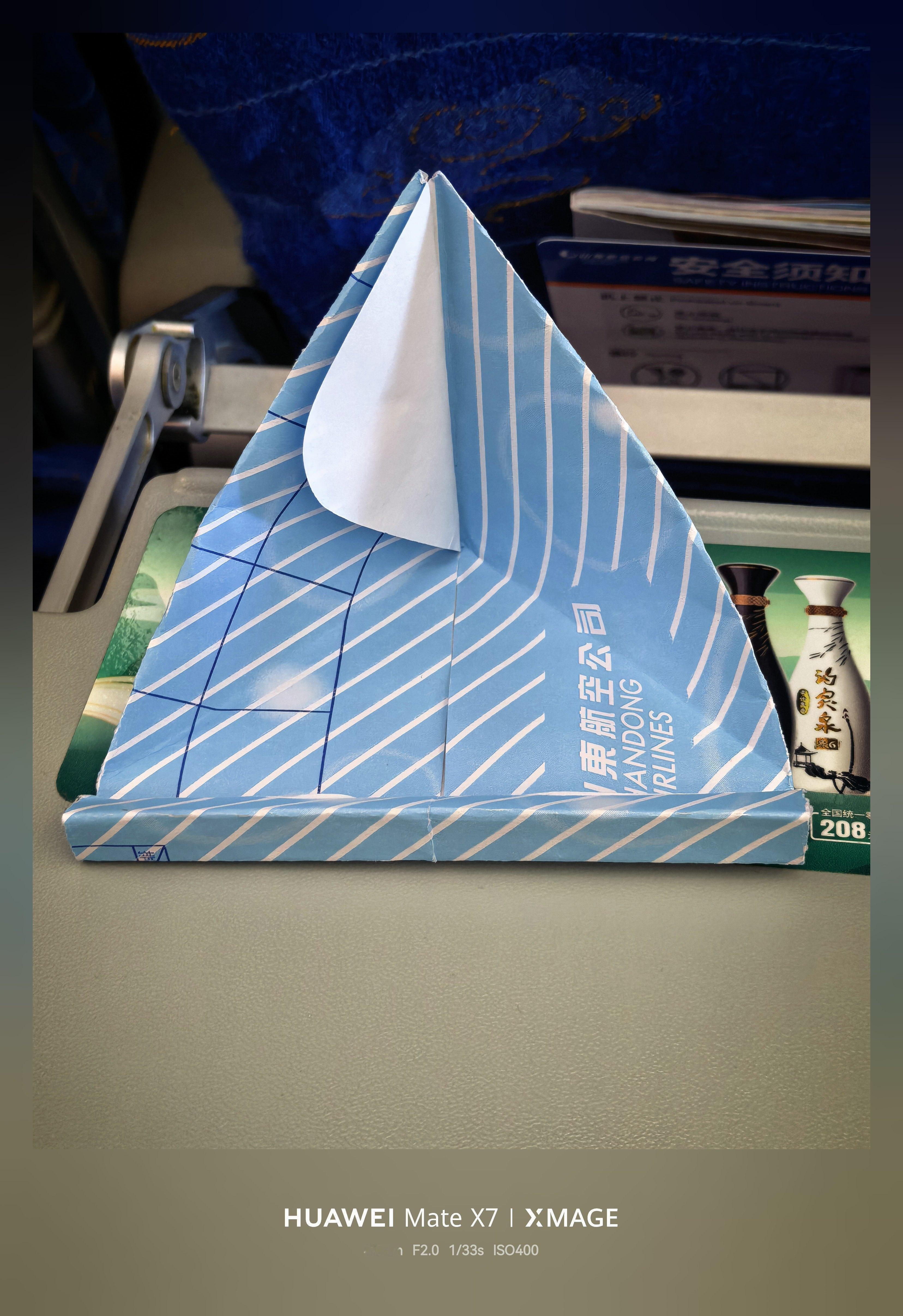 山航还挺有人情味空乘给叠了手机支架不用举着手机看视频挺有人情味 比各种问候强多了