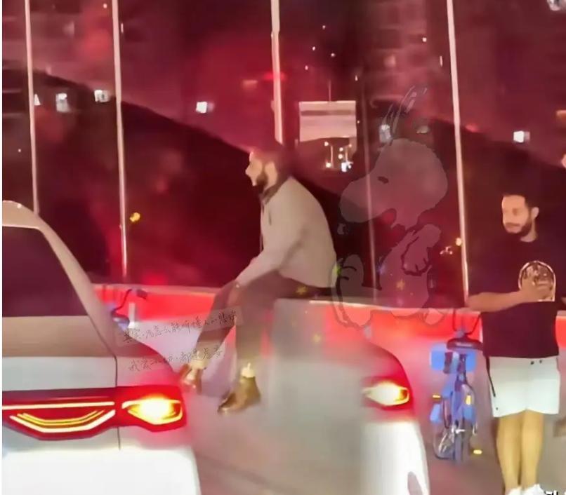 上海高架上发生了让人哭笑不得的事情😮‍💨

两个外国人骑着共享单车上了高架，