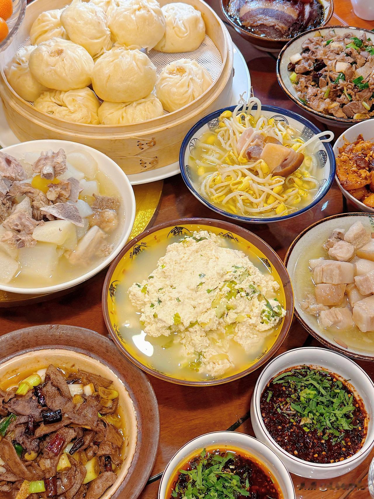 云南吃杀猪饭的时候又到了，一进门就像闯进了宣威村里年底最热闹的那天。余味乡这次真