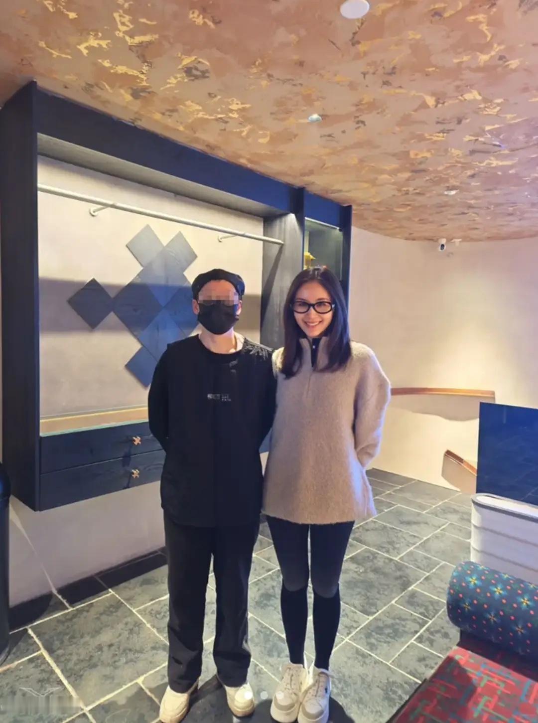 大年初四偶遇王子文，159身高穿双超厚增高鞋，比一旁男士都高了！ 