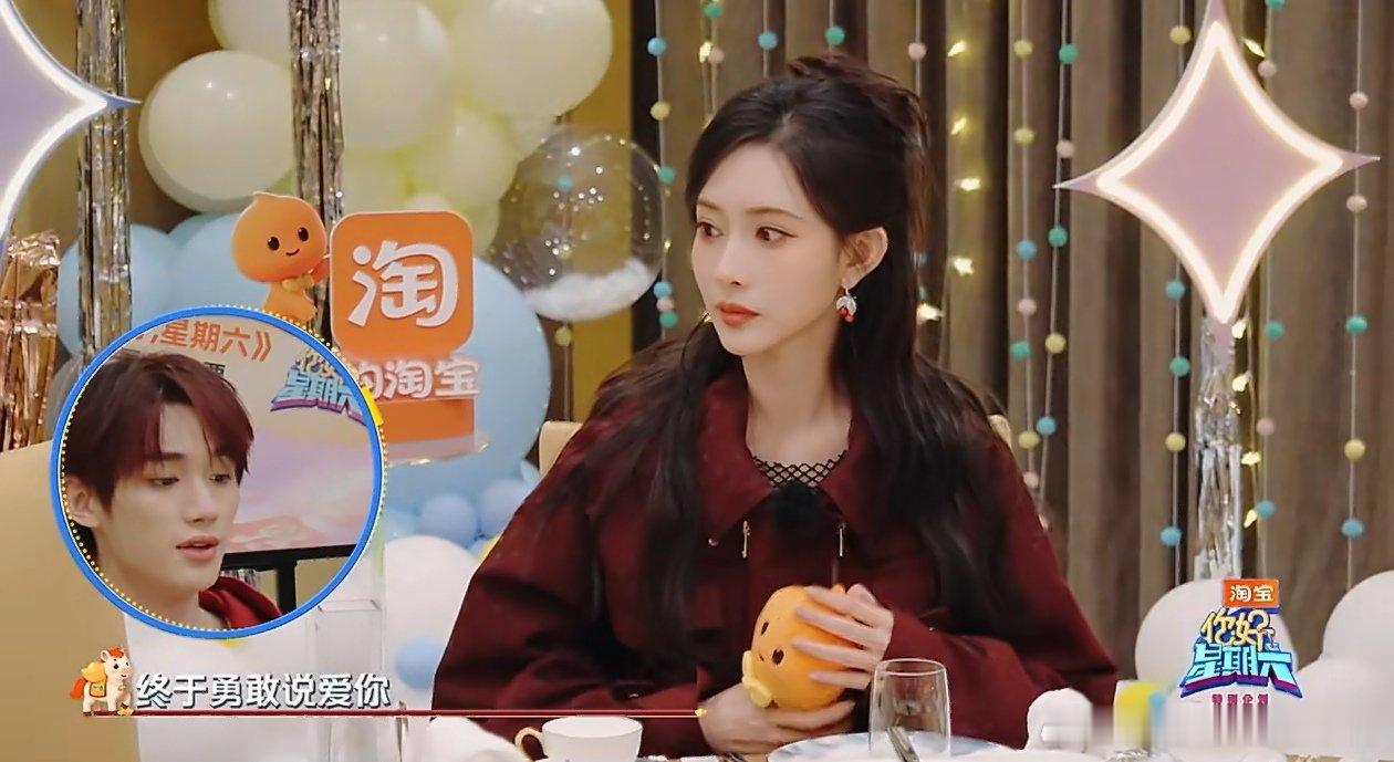 孟子义这该死的甜美你好星期六 团圆饭热闹开启，在等待其他成员的时候，孟子义在座位