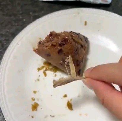 女子称在粽子中吃出烟头，索赔1000元遭拒绝，商家称“车间全是女工不可能有烟头”
