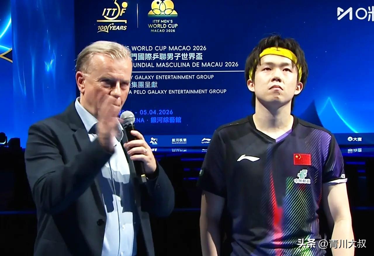 为什么王楚钦采访时，会自嘲说出:庆幸又活了一天？
因为这次世界杯用的无缝球，
太