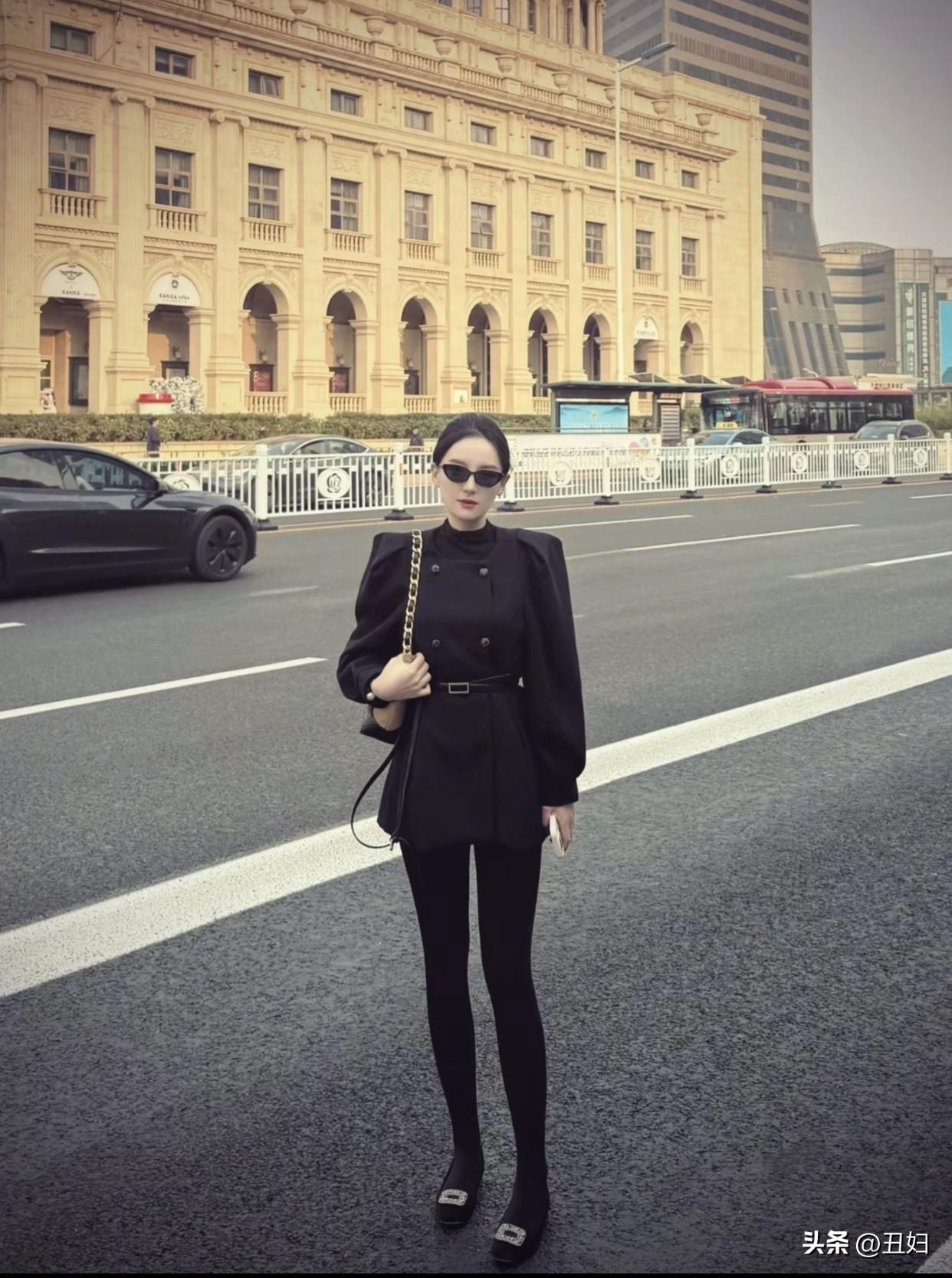 女人怎么样穿职业装才最耐看选经典颜色，像黑色、白色、藏青色，不容易过时。