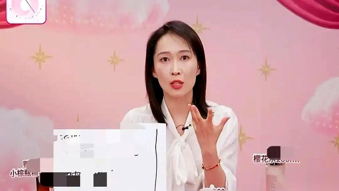 东方甄选那场大牌专场，刚点进去，就感觉气氛不对。
YOYO对着镜头，一句话直接把
