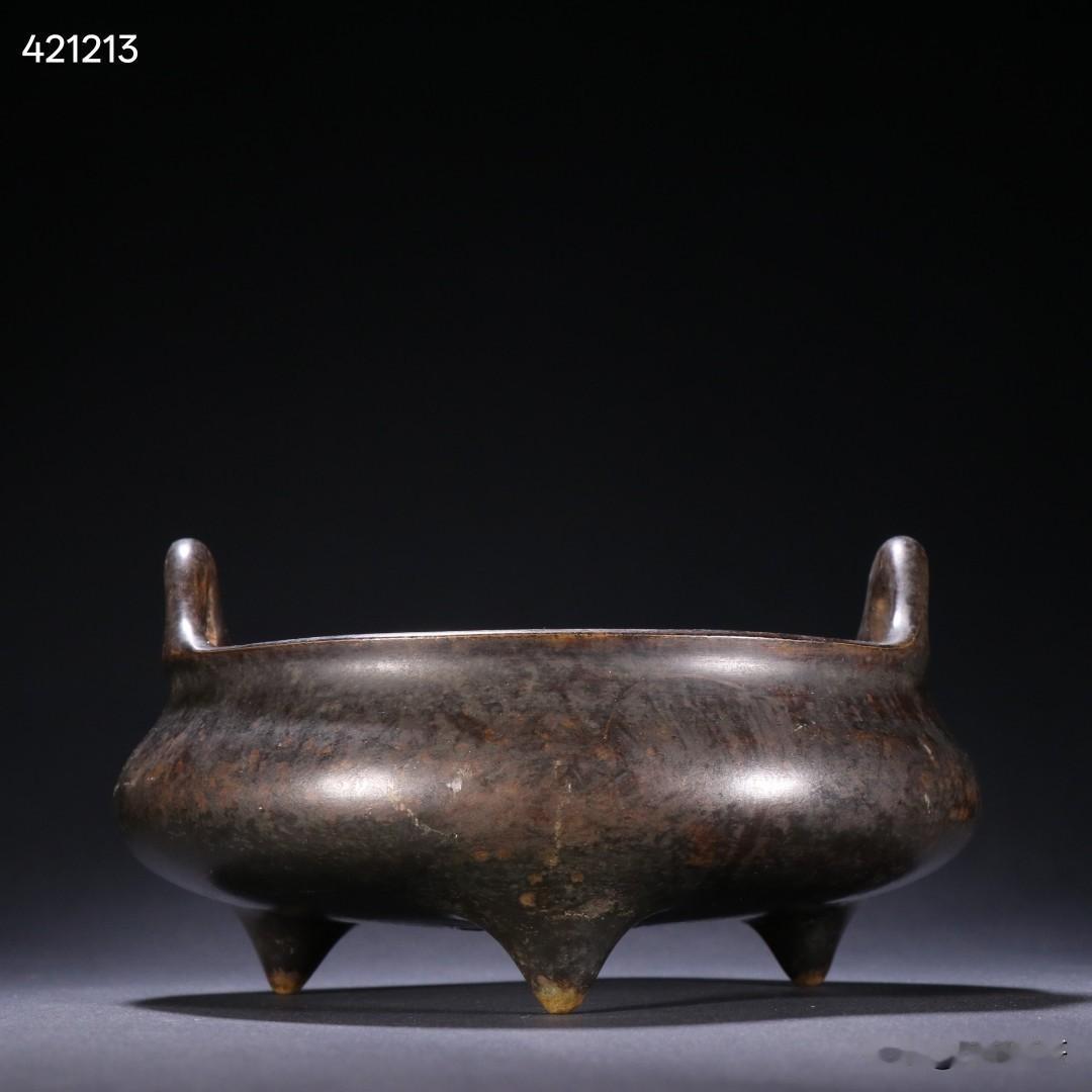 明宣德款 铜造冲天耳炉。
规格-高9.5cm 宽15.3cm 重1665g