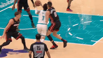 三球干倒阿德巴约这个动作是不是故意的，恐怕只有他心里最清楚。。。

但少了阿德巴