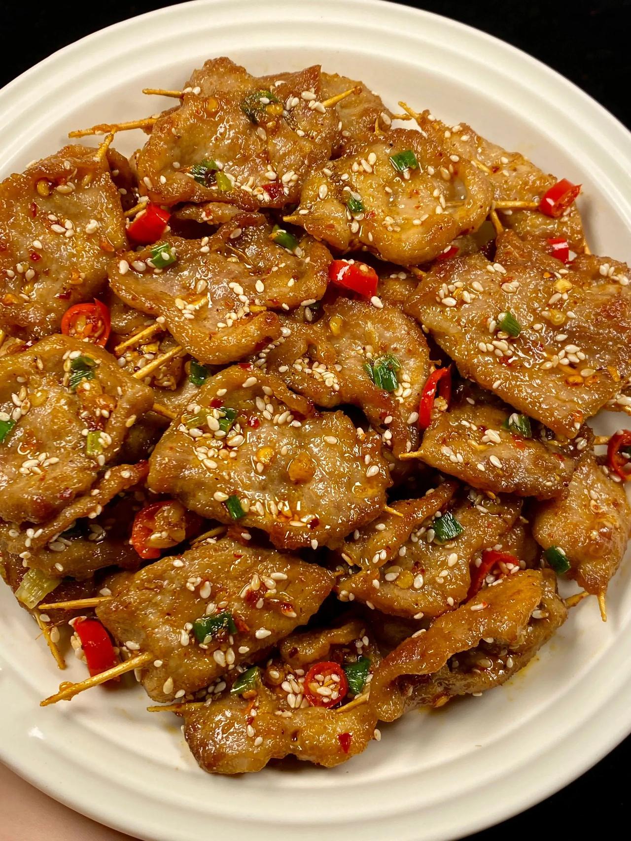 从小吃到大的牙签肉!超级香!!
      小时候凉菜小窗口卖的牙签肉，买回家过