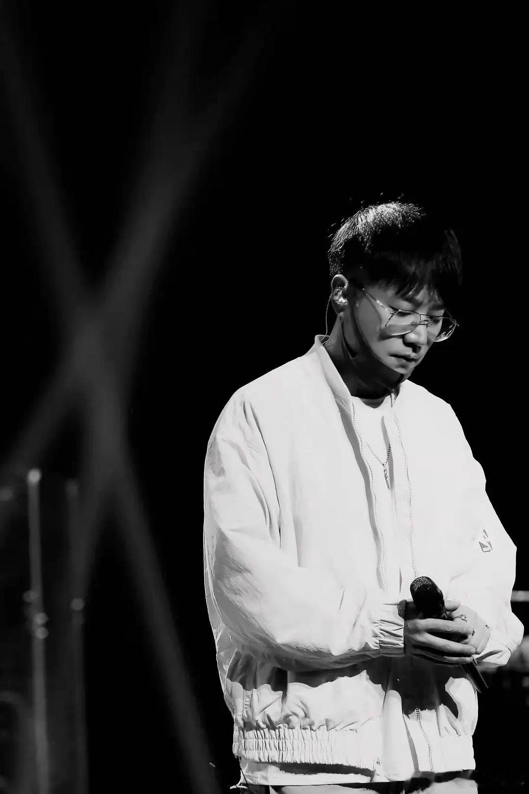 王铮亮 人间维稳器 乐器兜底、和声救场、冷梗接招样样行，再疯的场面有他在，就能瞬