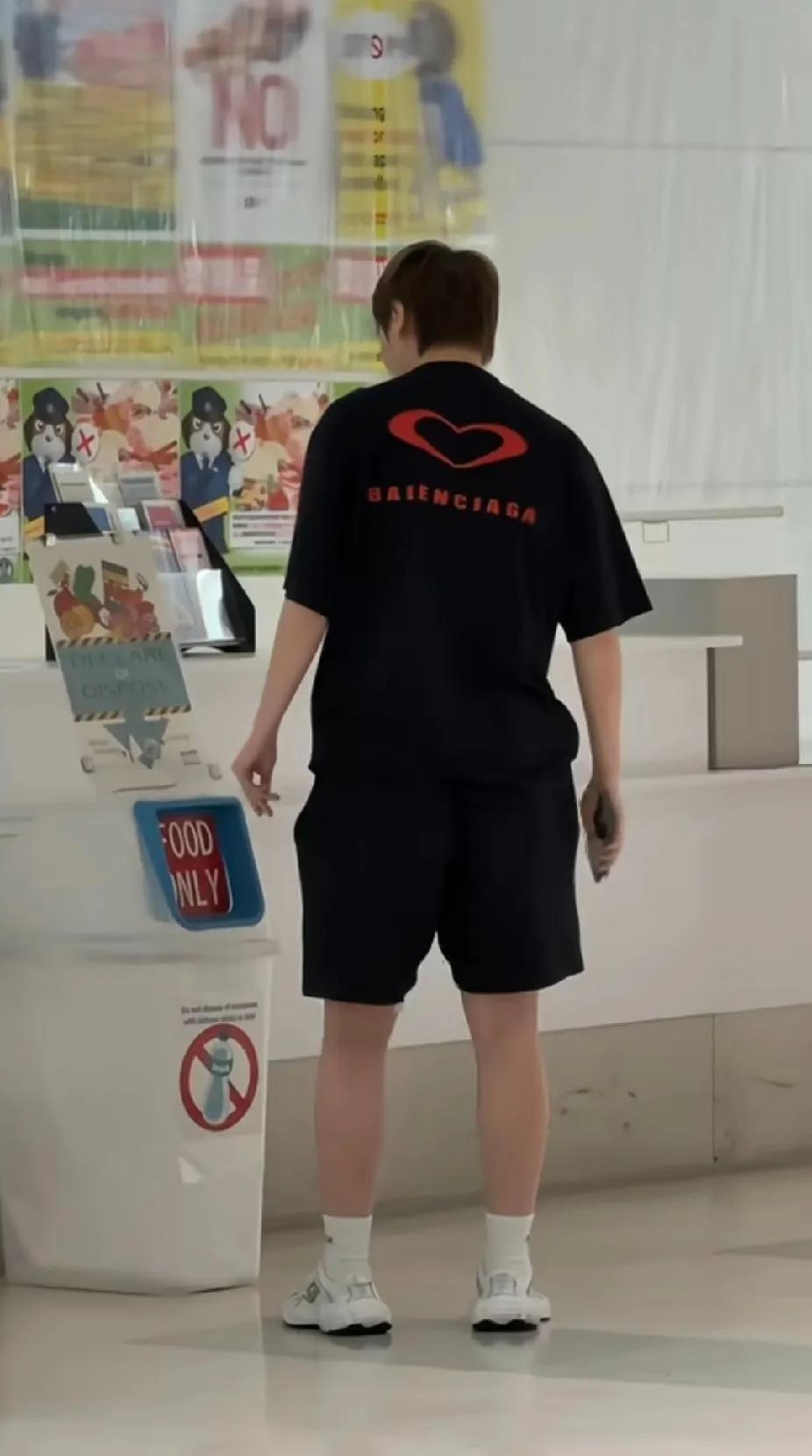 在日本横滨，偶遇王曼昱啦💕 她穿着休闲装，站在“FOOD ONLY”垃圾桶前，