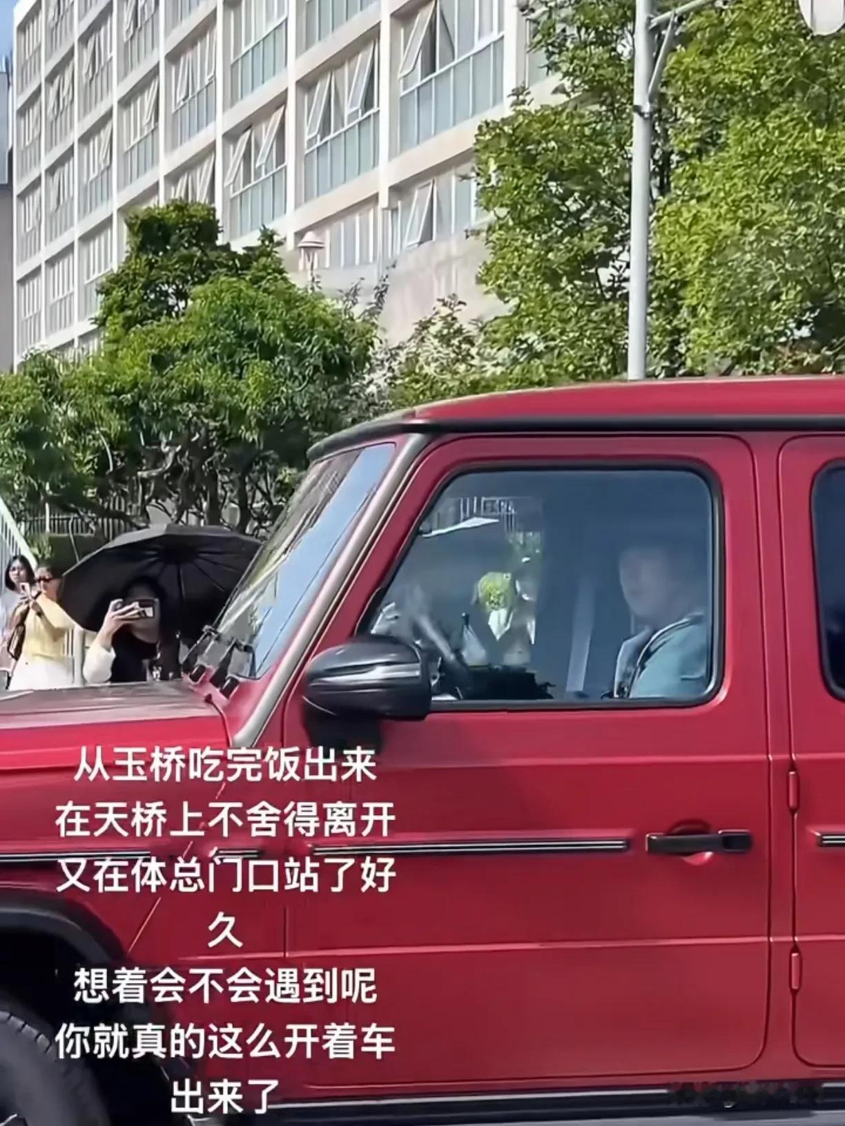 这车里第一眼，我反正是看成果果了！
果果和盼儿今天都出现啦！
头哥今天开车训练了