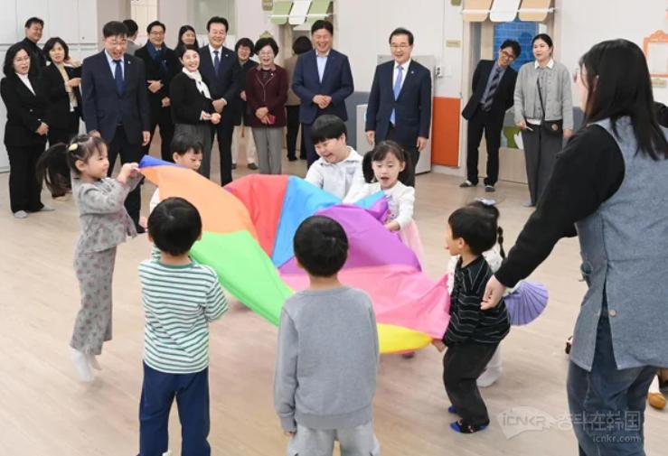 【韩国生育奖励又升级，明年起生一胎直接奖励100万韩元】 韩国富川市19日宣布，