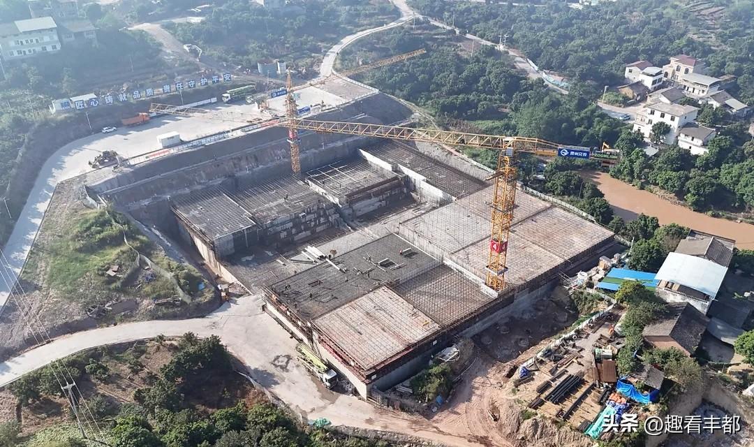 垫丰武高速兴义长江大桥南岸14号主塔，累计浇筑高度已达124米，顺利实现施工进度
