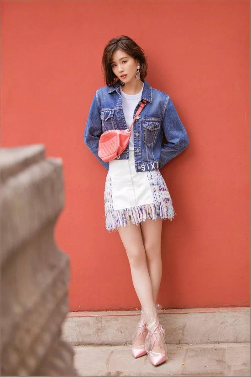 刘诗诗，脚上为什么要套个塑料袋呢？是为了防止鞋子弄脏吗… 