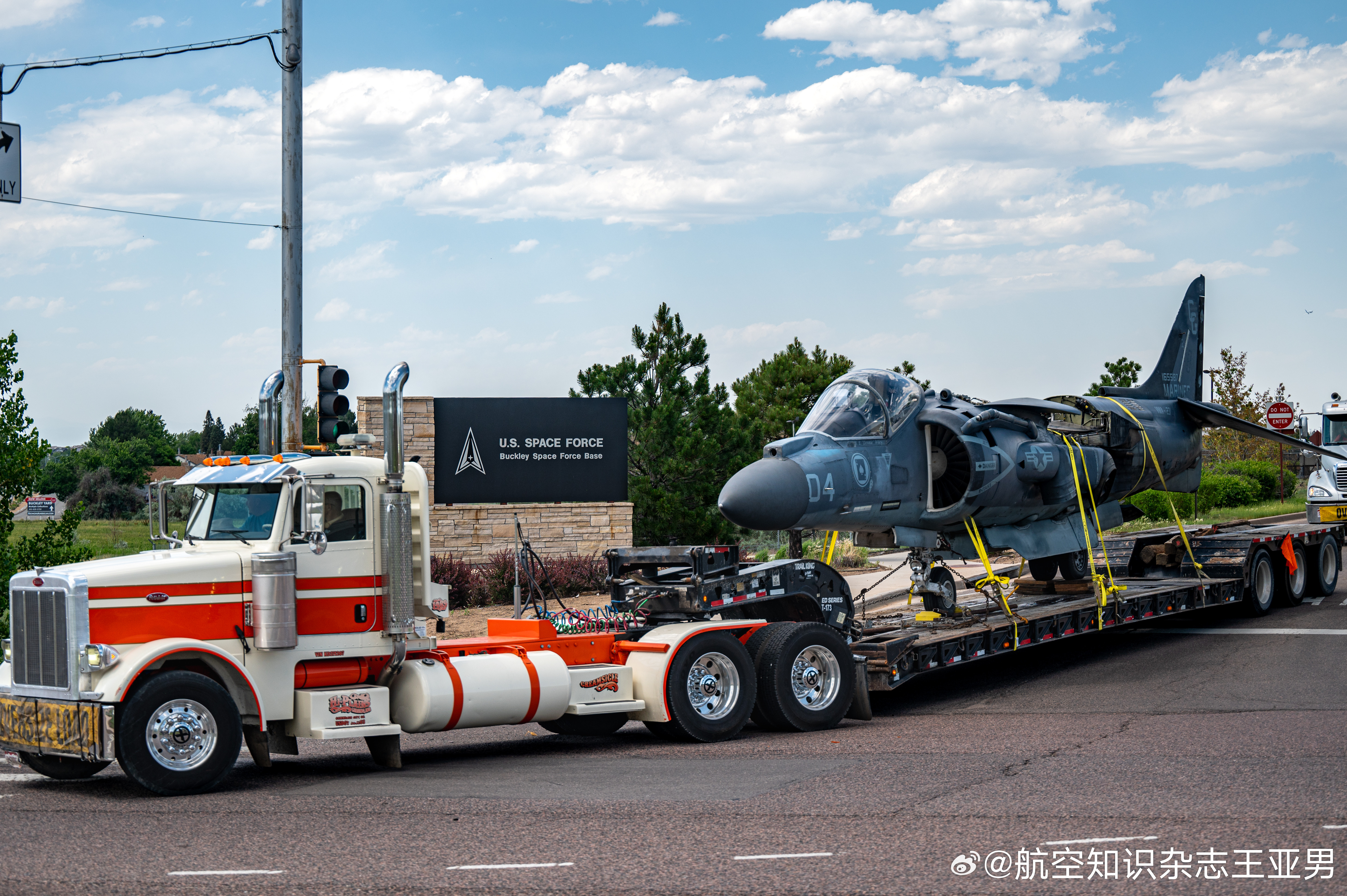 #航空创作计划# 鹞子合体2025年6月10日，美国海军陆战队技术人员正在把机翼