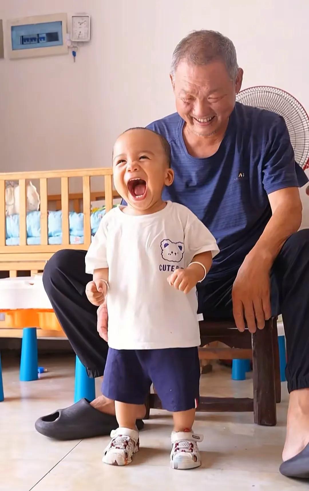 这拉乌因签证问题被遣返回了非洲，不过这着实是苦了孩子呀！

我也是好久没看拉乌婆