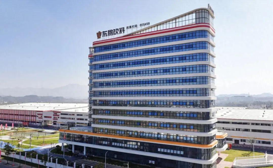 一个靠蓝领工人、大车司机喝起来的饮料，居然能打败红牛，连续四年稳坐功能饮料销量第