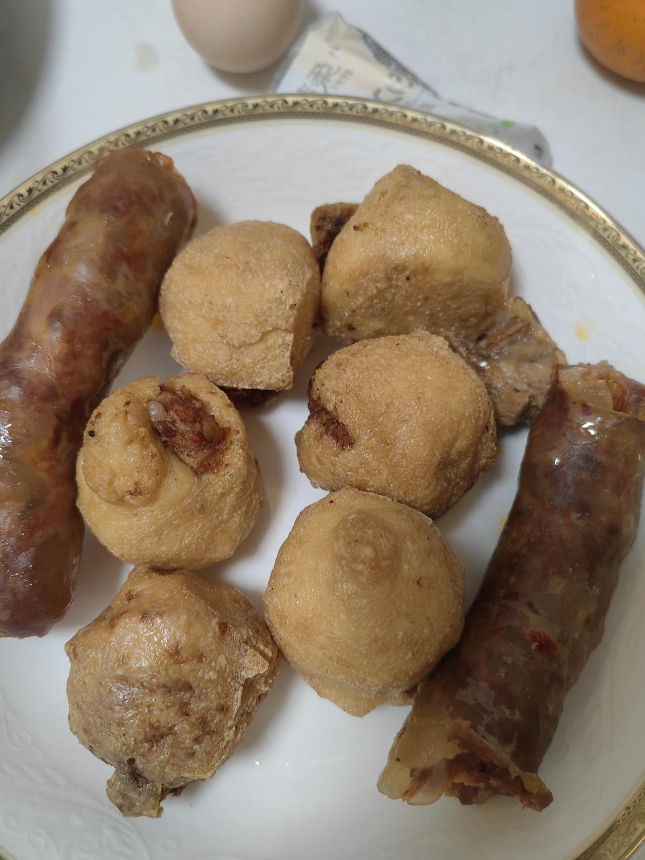 有没有一种可能，每一个离家的孩子都是想家的，不管年纪多大，不管男女。所以家常菜也