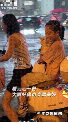 太暖心了！湖北宜昌，一场突如其来的大雨中，妈妈骑电车带着女儿和猫咪回家，母女俩全