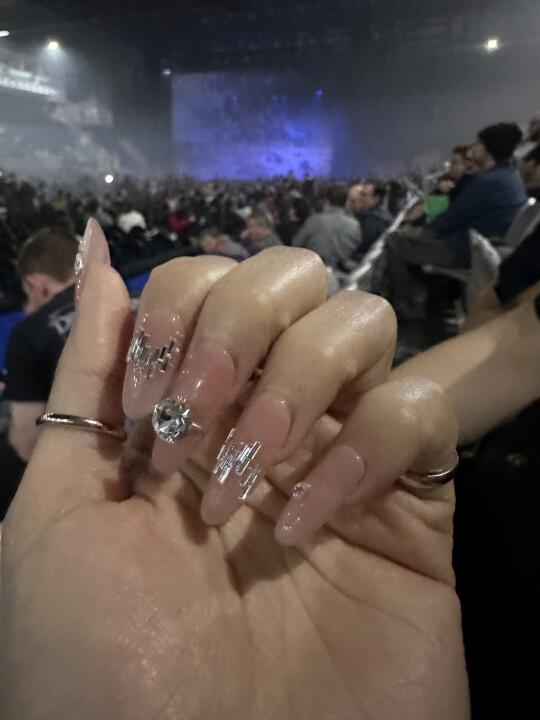 看演唱会就要佩戴闪亮的美甲🤩