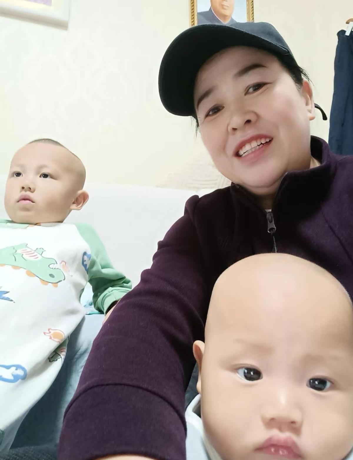 两个娃天天闹腾，姥姥忙得脚不沾地。
一边哄睡一边刷手机，日子过得又累又甜。
带娃