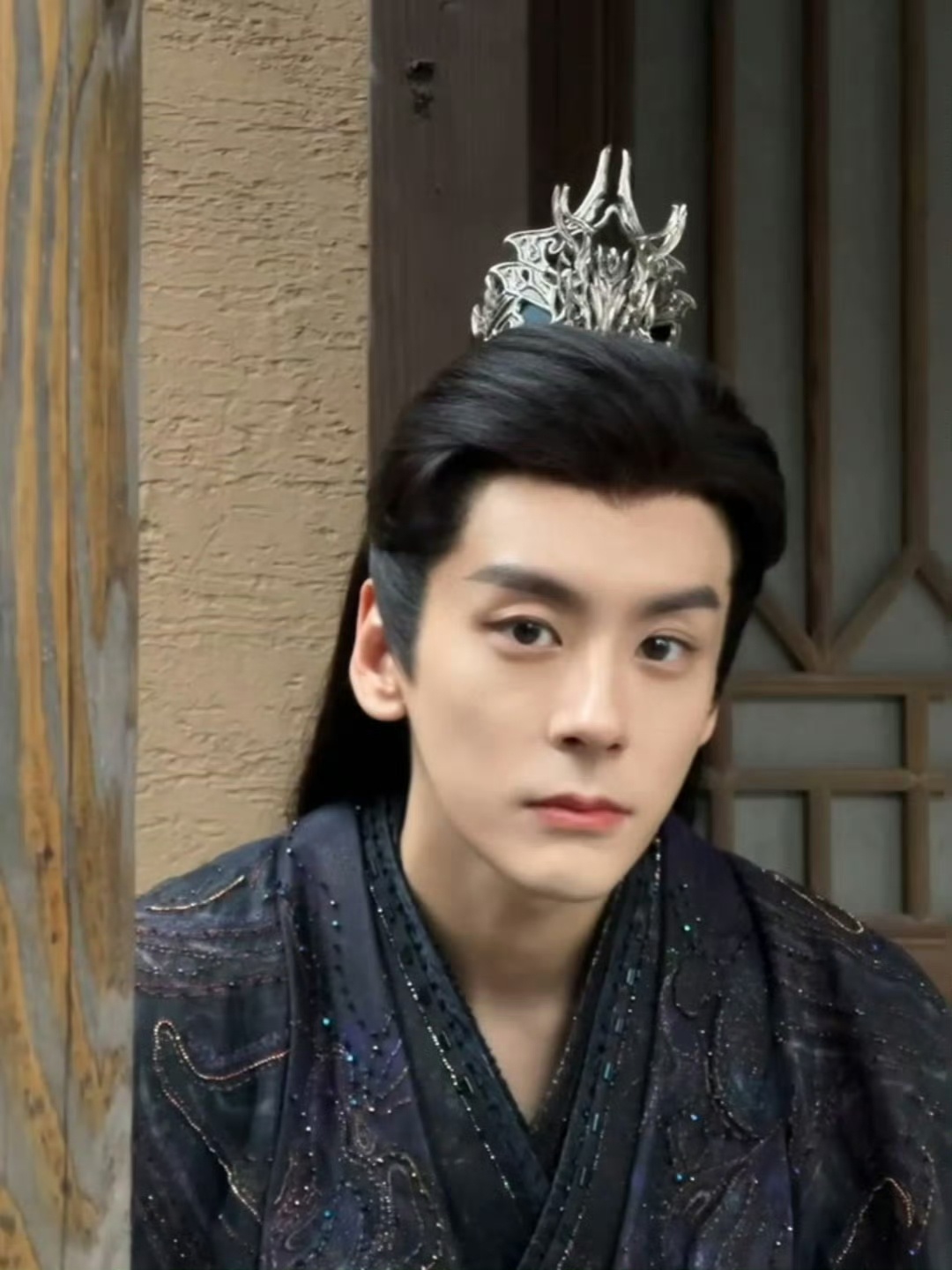 魏明哲戏里是眉眼凌厉、气场全开的古装贵公子，一身玄衣自带清冷疏离感，举手投足皆是