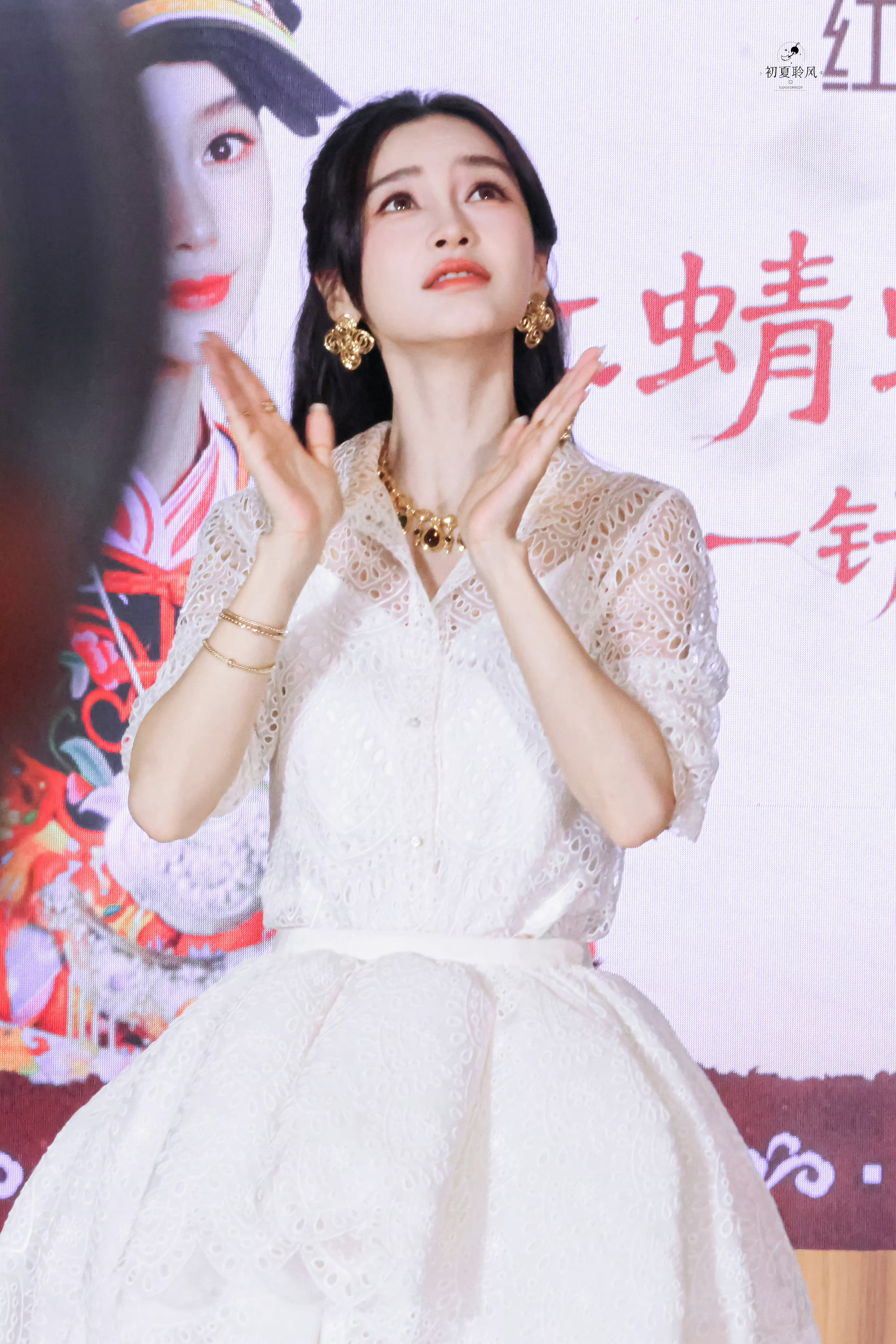 angelababy眼泛泪花笑着看向粉丝 我不愿看到你流泪的眼睛🥹 