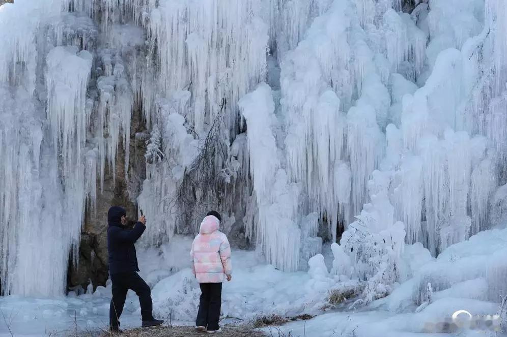 冰雪仙境！山东日照九仙山惊现百米高“冰瀑”奇观，晶莹剔透仿佛童话世界
 
谁懂啊