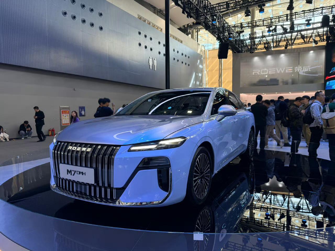 5.2号馆荣威展台，咱们近距离体验荣威M7 DMH后，真的被这辆“B级王炸”圈粉