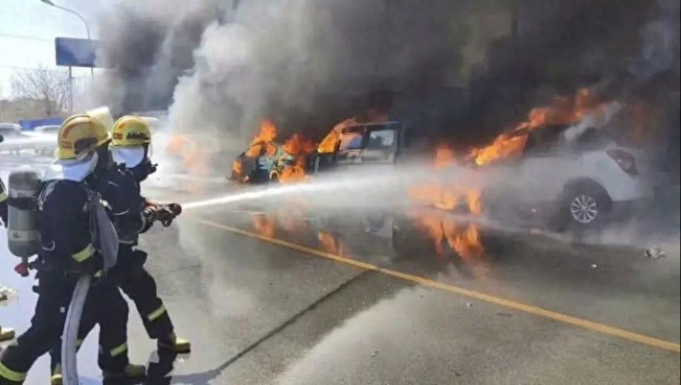 “人能闯多大祸？”北京，44岁女子冒风在路边烧纸祈福，过程中，她一直默念“平安健
