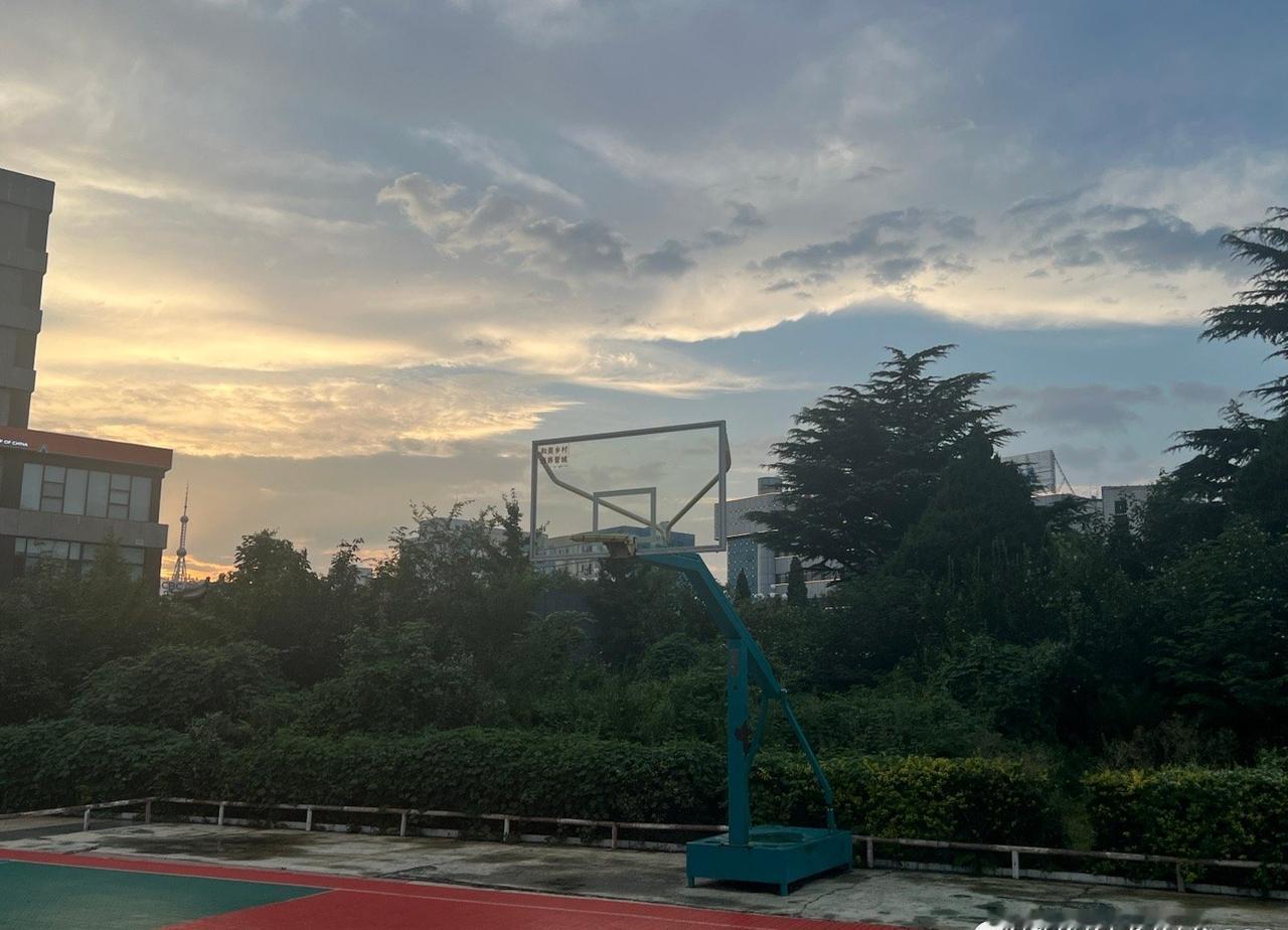 以前这支队伍还没改名，不叫俄城，还叫超音速，玩的NBA 游戏中球队老大还是雷阿伦
