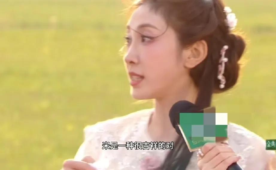 这礼物好
张小婉抽中叶童的礼物，打开之后惊喜的说:“呀，是大米，怕我饿着，叶童姐