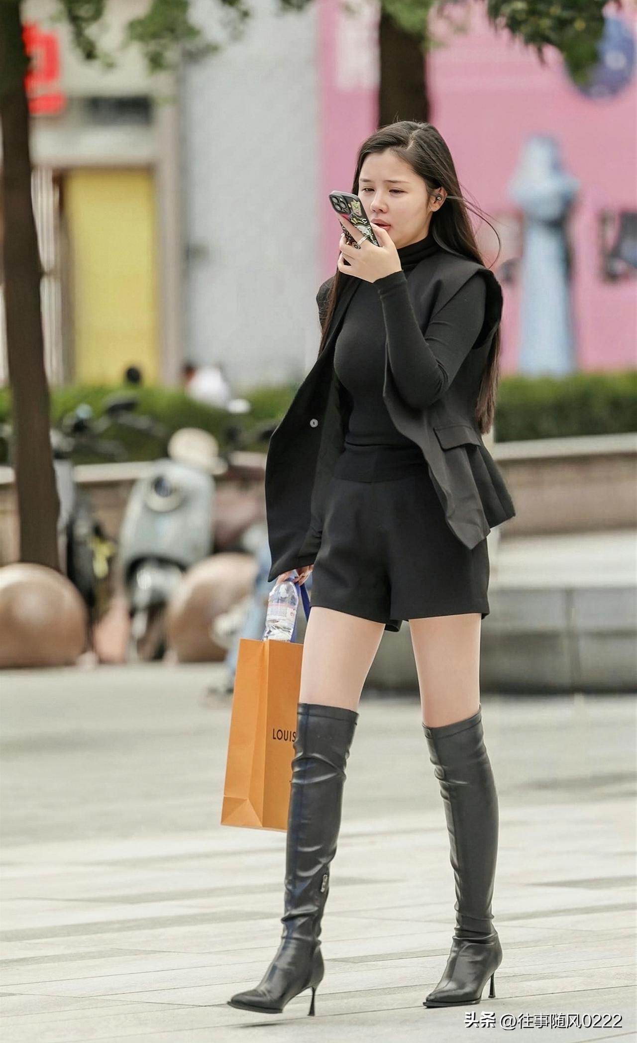 都市时尚女孩，黑色短靴搭配，自信行走在街头