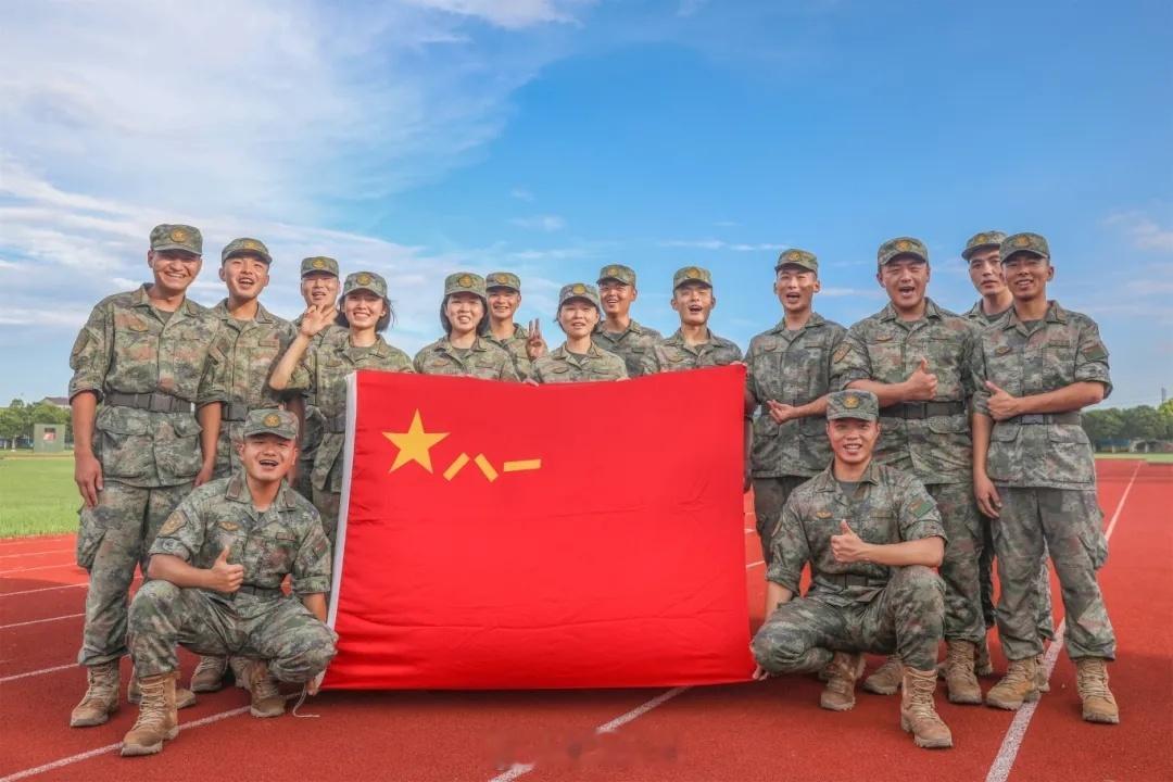 #迷彩军恋[超话]#八一快乐！来源：八一青春方阵[可爱] ​​​