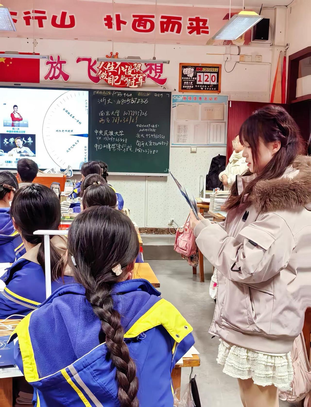 又给北师大干活！还是欢迎大家来北师大呀！ 又见到好多老师和同学嘻嘻，开心！其实今