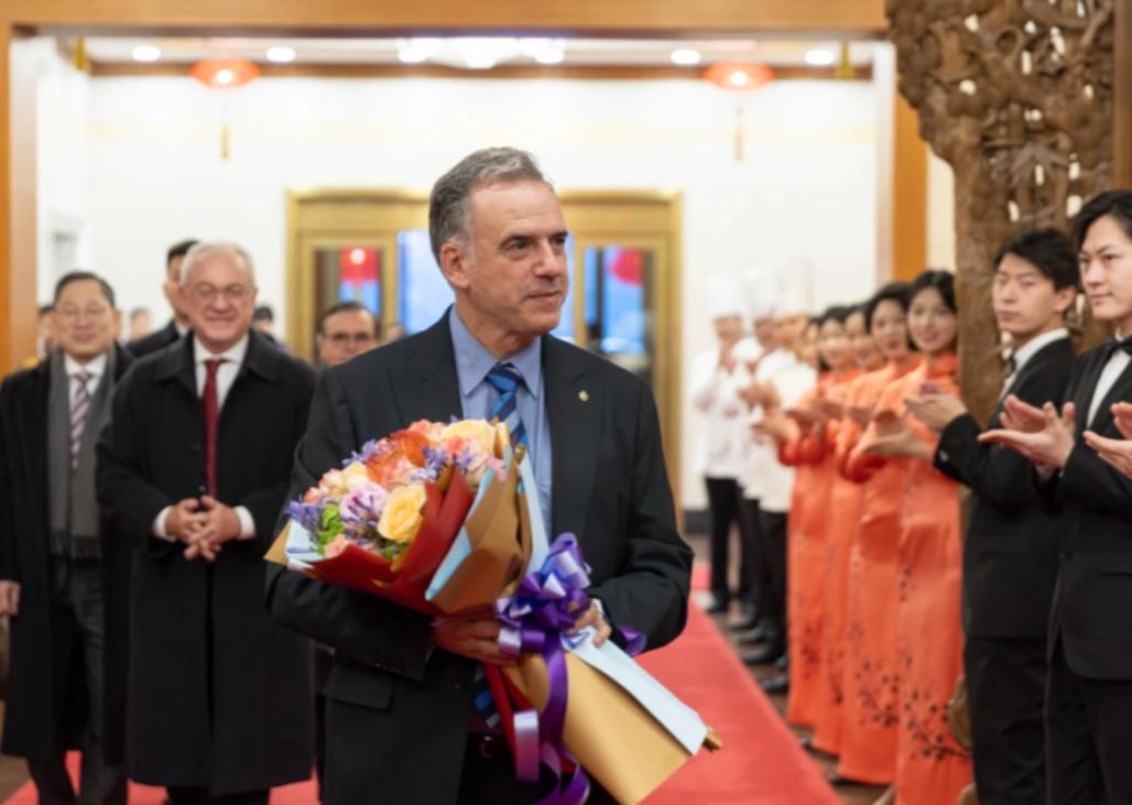 2月3日，乌拉圭总统奥尔西在访华的第3天，在社交媒体上发表了一篇小作文。

一个