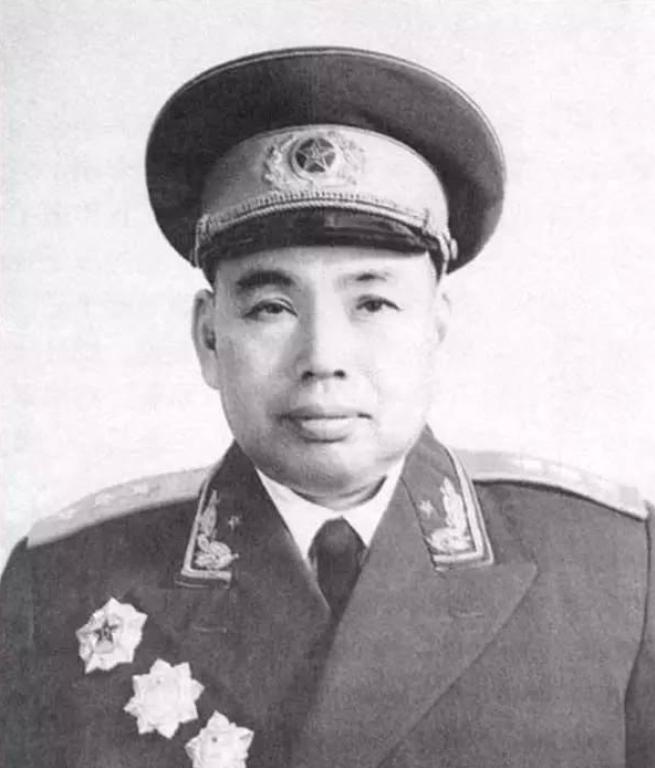1968年春，许世友的三女儿许华山进入哈尔滨的一所空军航校。临行前，父亲只交代她