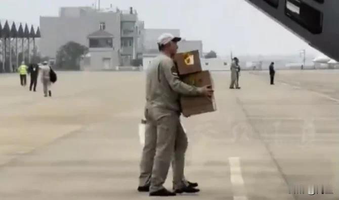 俄罗斯飞行员的“扫货清单”火了：近百箱南昌啤酒、青岛啤酒、带青花瓷纹的茶具、华为