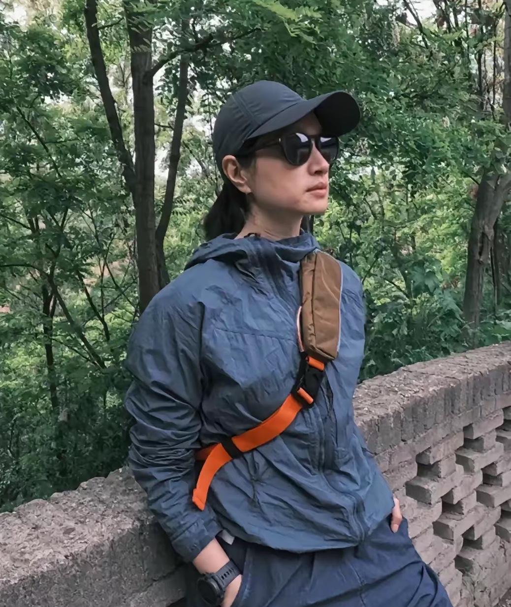 差点没认出来，还以为是个男人呢。原来是朱亚文媳妇。有人说，沈佳妮本来长得就寡淡，