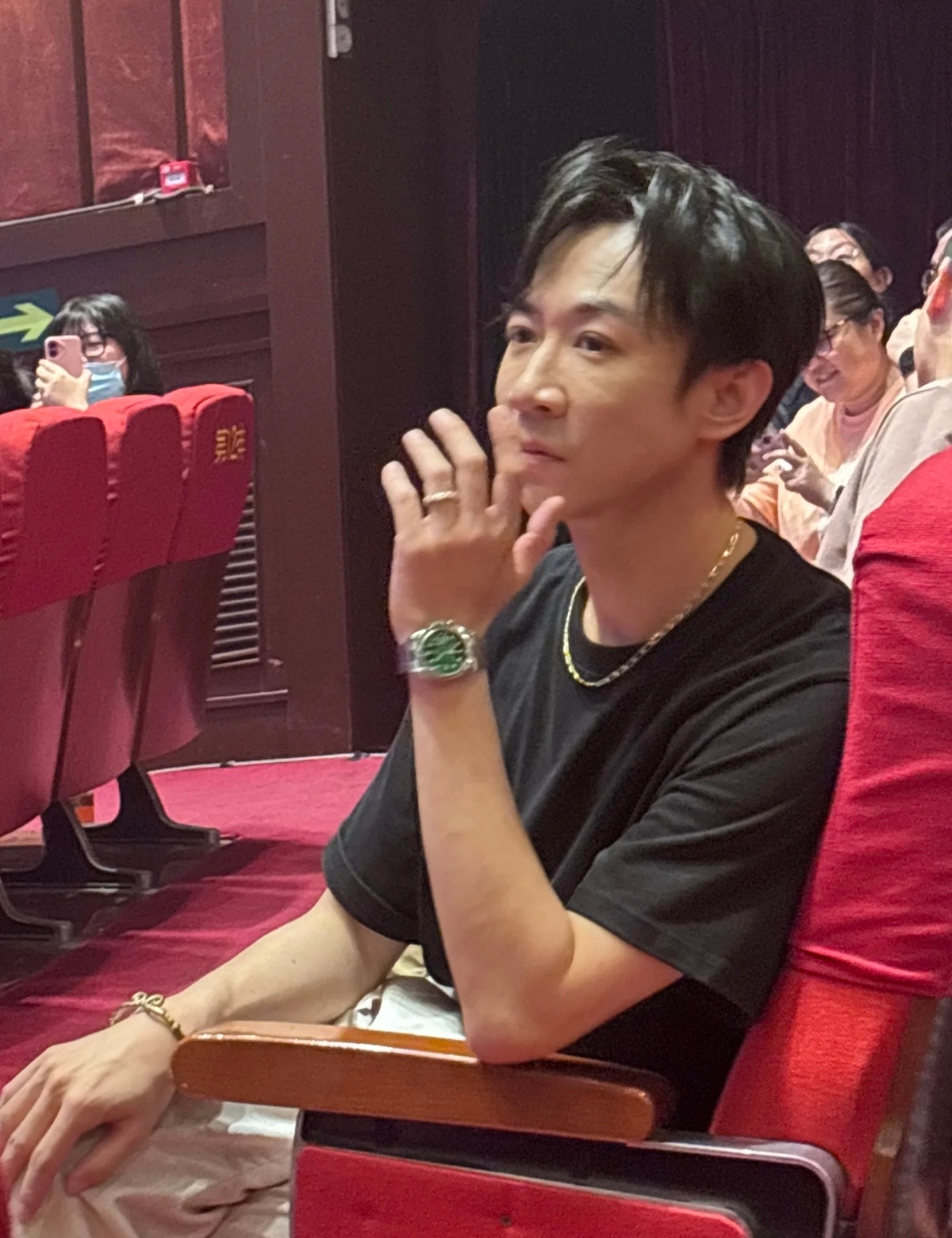董璇老公张维伊，姐是因为吃过帅哥的苦，所以恐帅哥了吗？[允悲]这颜值和前任差太多