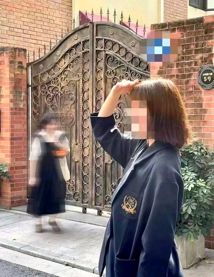 2022年，20岁女大学生小嘉在深圳市康宁医院治疗精神分裂症，出院5天后坠亡。其