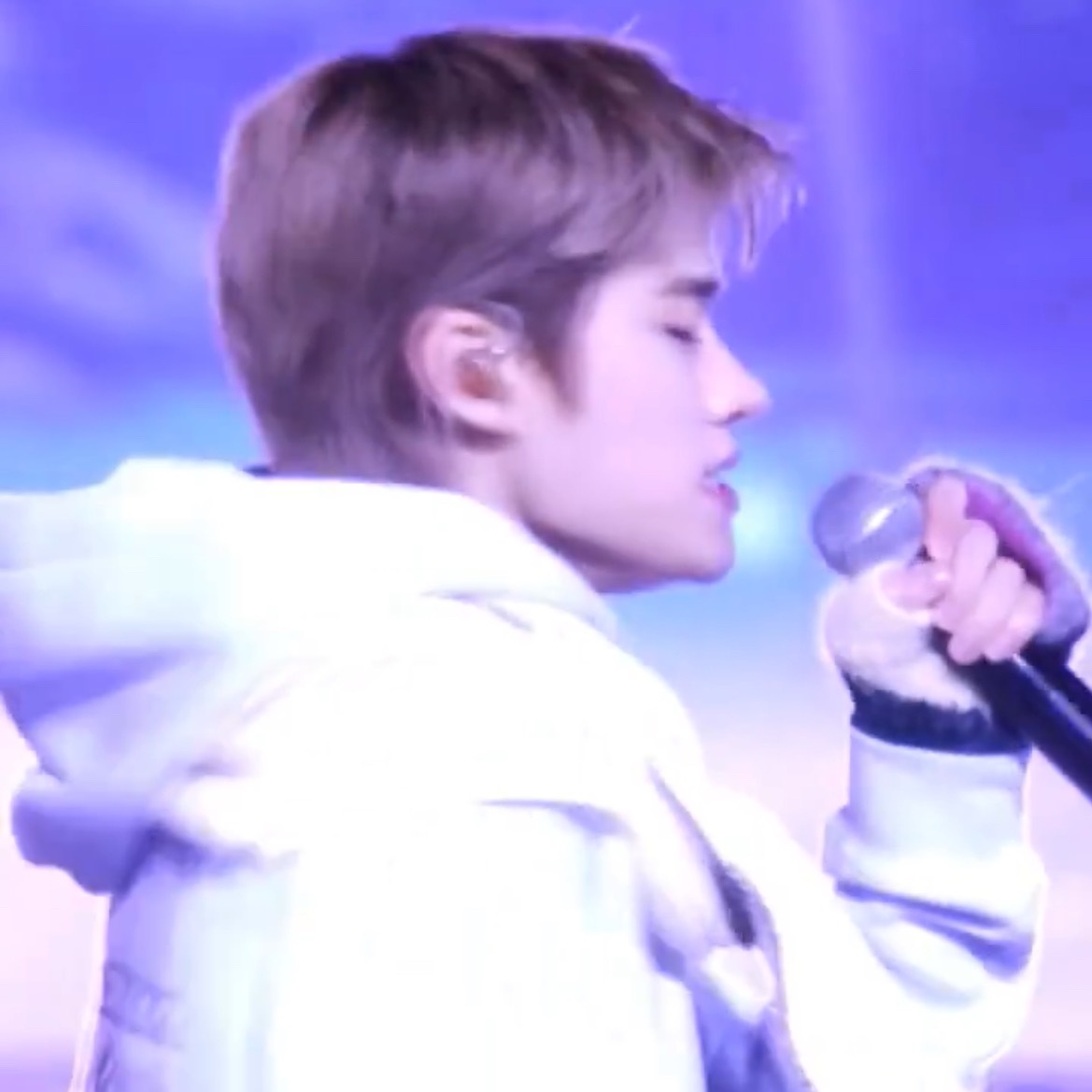 啊啊啊啊啊发光炤咪，戴着毛绒绒的手套好可爱