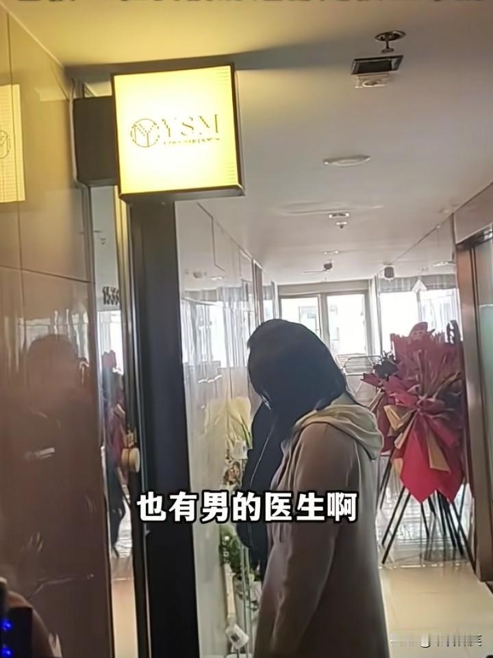 太不尊重人了！黄女士去长沙一家SPA店做按摩，半裸着上身趴在按摩床上，没想到店老